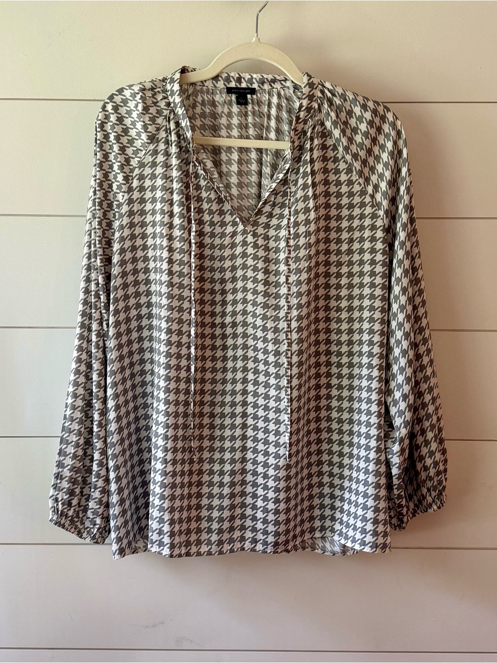 Ann Taylor Houndstooth V-Neck Blouse in Black and White
